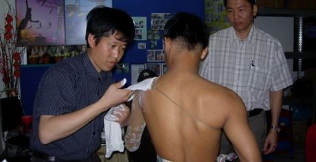 2007年遠(yuǎn)赴馬來西亞安裝假肢